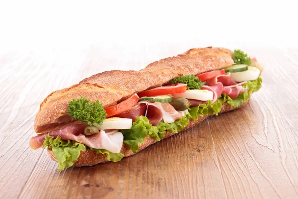 Sandwich met ham, sla, komkommer en tomaat — Stockfoto