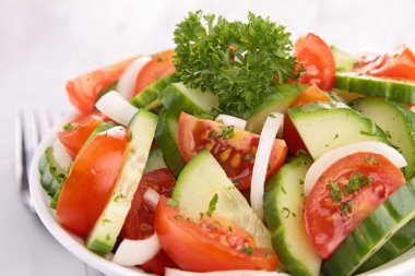 Domates, salatalık ve soğan salatası.