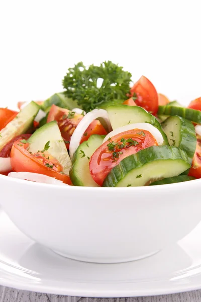 Томатный, огуречный и луковый салат — стоковое фото