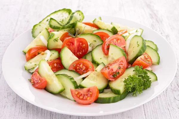 Tomaten-, komkommer- en uiensalade — Stockfoto