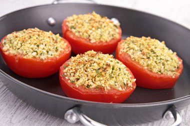 Ekmek kırıntılarıyla doldurulmuş domates.