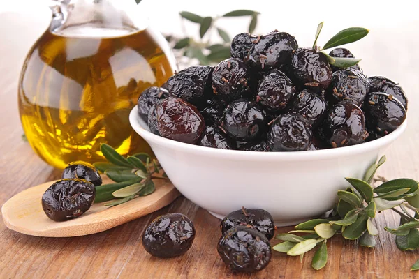 Czarnych oliwek i oleju — Zdjęcie stockowe