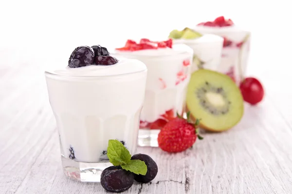 Fruits and yogurt — Stock Photo, Image