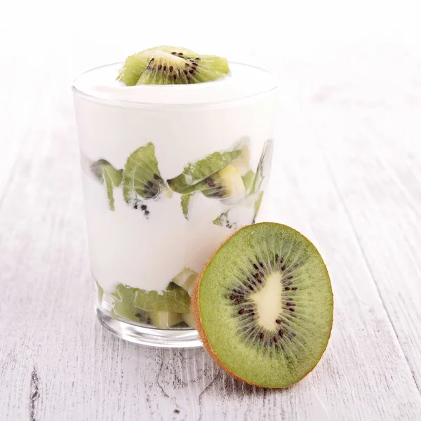 Kiwi and yogurt — Stock Photo, Image