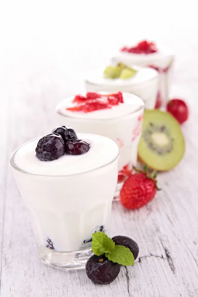 Fruits and yogurt — Stock Photo, Image