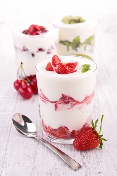 Плоды и йогурт — стоковое фото
