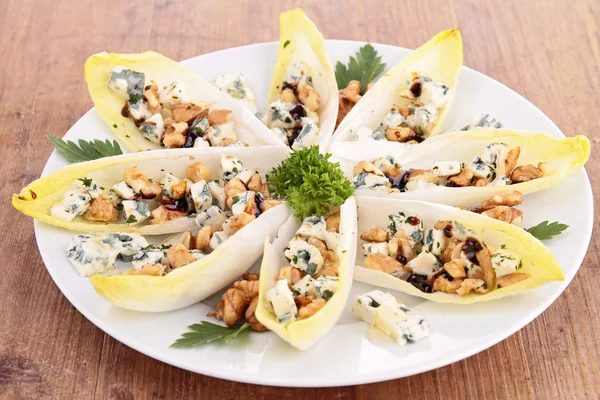 Salada de chicória com noz e roquefort — Fotografia de Stock