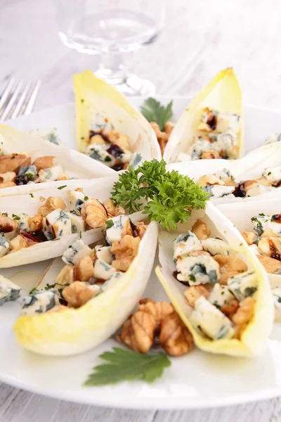 Салат из цикория с грецким орехом и рокфором — стоковое фото