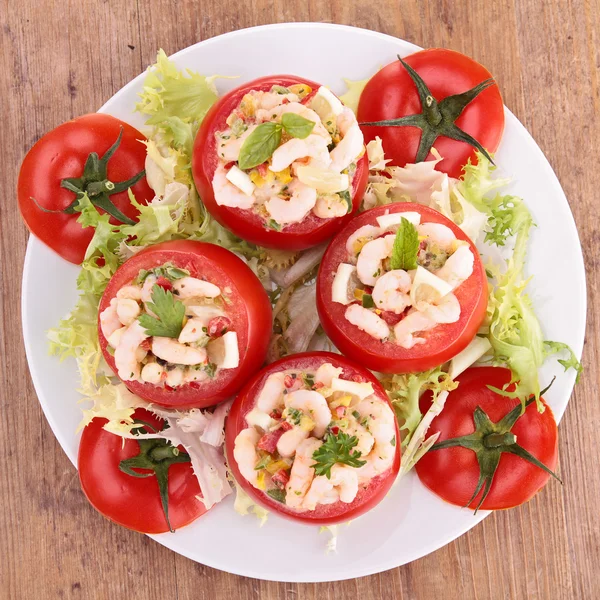 Tomato garnish with shrimp — Stock Photo, Image