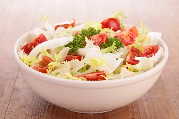 Fresh tomato and lettuce salad — Stock Photo, Image