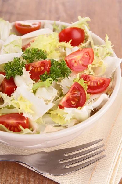 Fresh tomato and lettuce salad — Stock Photo, Image