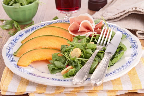 Plato de ensalada fresca con melón, jamón y lechuga —  Fotos de Stock