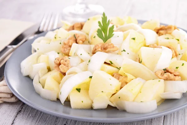 Salade de chicorée aux noix, pommes et fromage — Photo