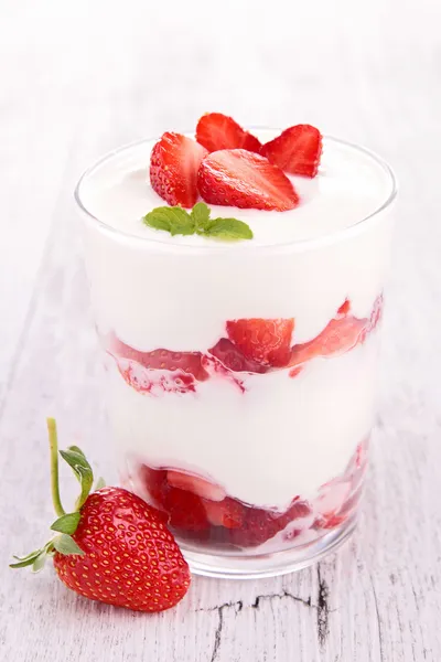 Aardbeienyoghurt — Stockfoto