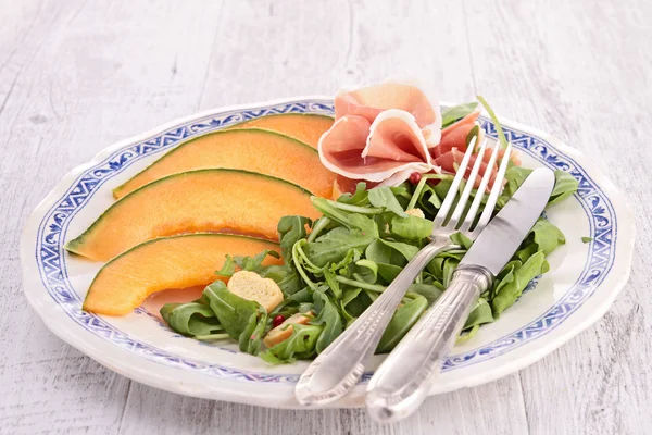 Placă de salată de pepene galben și prosciutto — Fotografie, imagine de stoc
