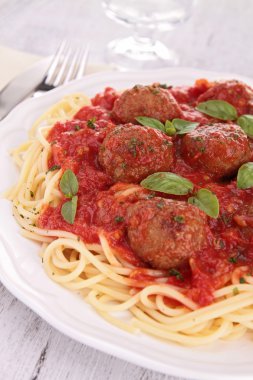 Köfteli ve parmesanlı spagetti.