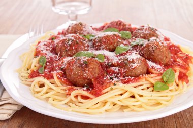 Köfteli ve parmesanlı spagetti.