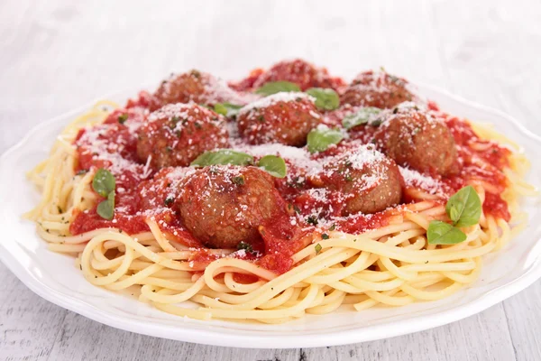 Špagety s masovými kuličkami a parmezánem — Stock fotografie