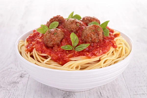 Спагетти, фрикадельки и томатный соус — стоковое фото