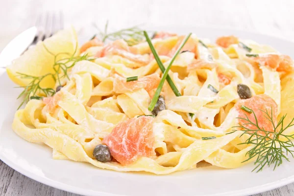 Pasta met room en zalm — Stockfoto