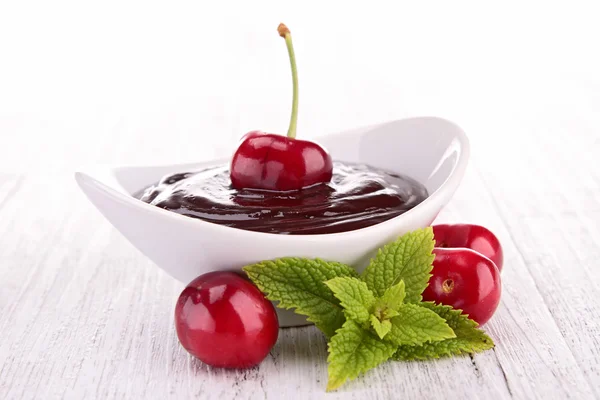 Cherry med chokladsås — Stockfoto