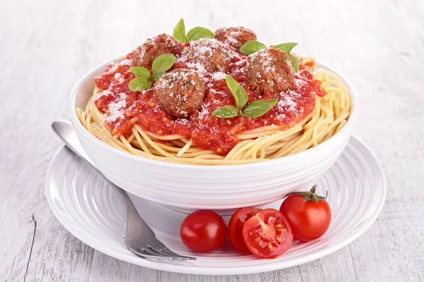Espaguete com almôndega e molho de tomate — Fotografia de Stock