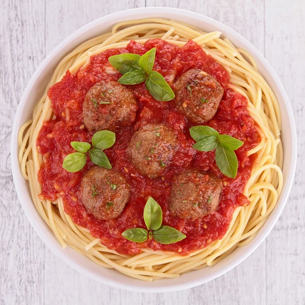 Espaguetis con albóndigas y salsa de tomate —  Fotos de Stock