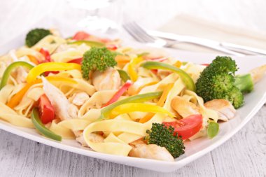 kızarmış tavuk ve sebze ile makarna