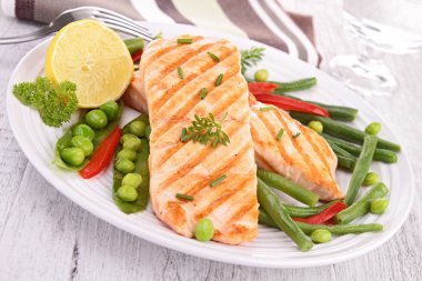 Sebzeli ızgara somon.