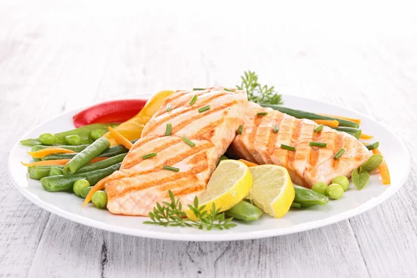 Salmão grelhado com legumes — Fotografia de Stock