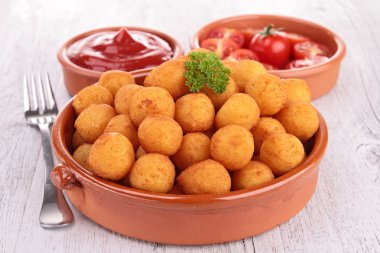 Patates topu ve ketçap.