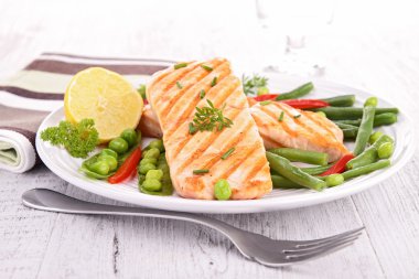 Kızarmış somon ve sebzeler