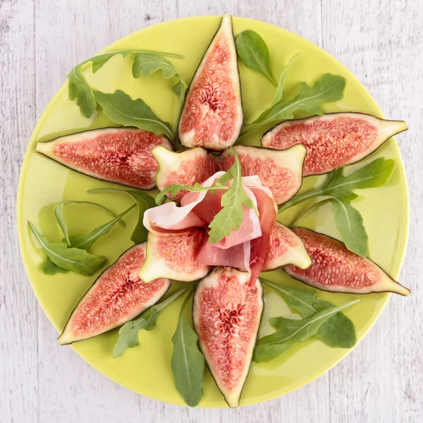 Förrätt, fikon sallad med proscuitto skinka — Stockfoto