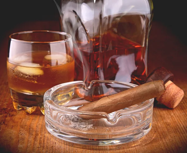 Whisky a doutník — Stock fotografie