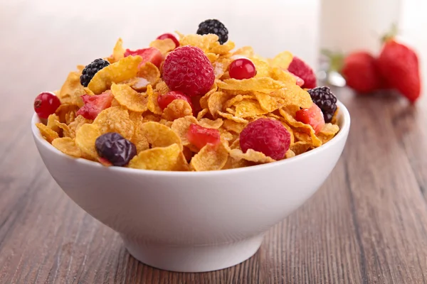 Bowl of cereal and berries — Stock Photo, Image