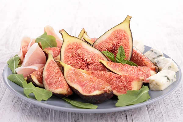 Fresh salad with fig and ham — Stock Photo, Image