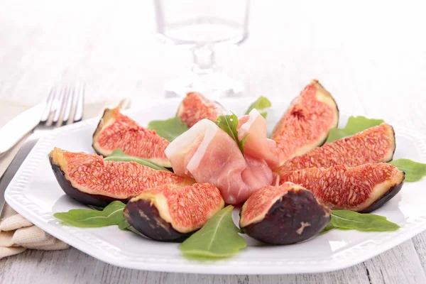 Fresh salad with fig and ham — Stock Photo, Image