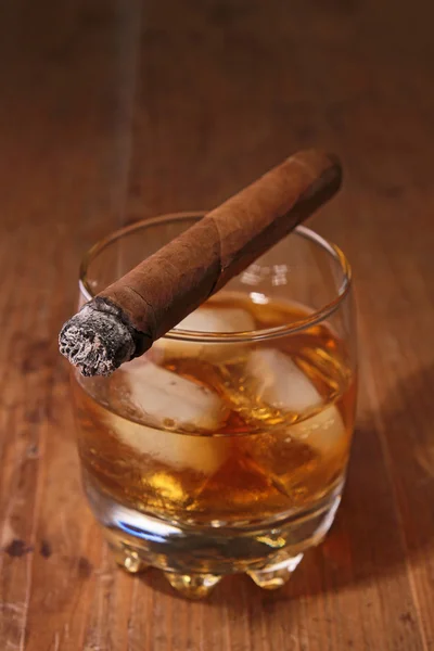 Alcohol and cigar — Stock Photo, Image