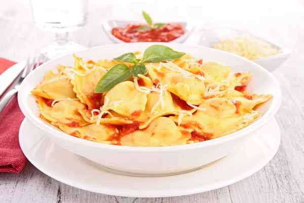 Ravioli en tomatensaus — Stockfoto