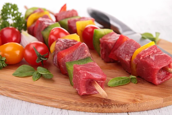 원시 쇠고기 케밥 및 성분 — 스톡 사진