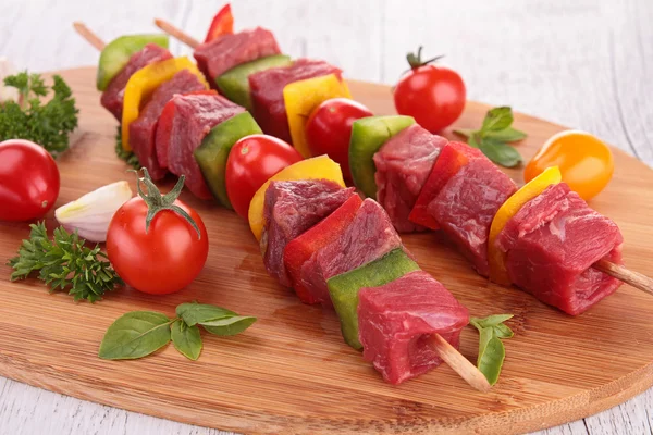 Raw beef kebab and ingredient — Stock Photo, Image