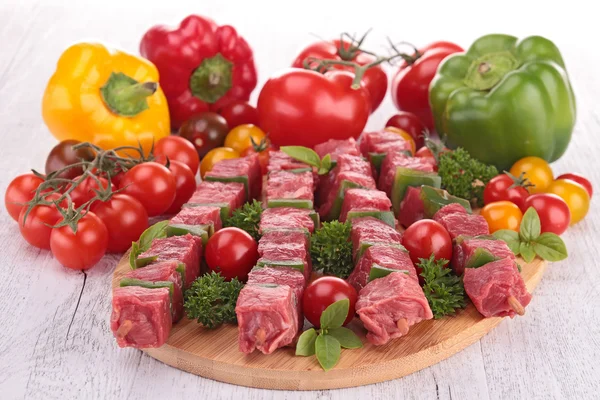 Raw beef kebab and ingredient — Stock Photo, Image