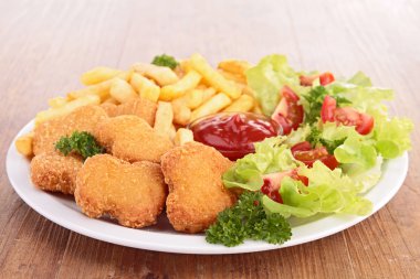 tavuk nuggets, patates kızartması ve salata