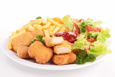 tavuk nuggets, patates kızartması ve salata