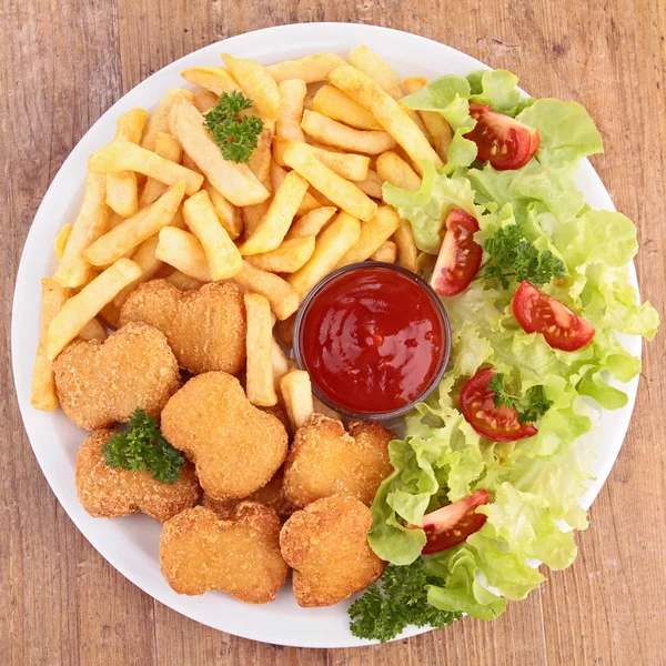 Kipnuggets, Franse frietjes en salade — Stockfoto