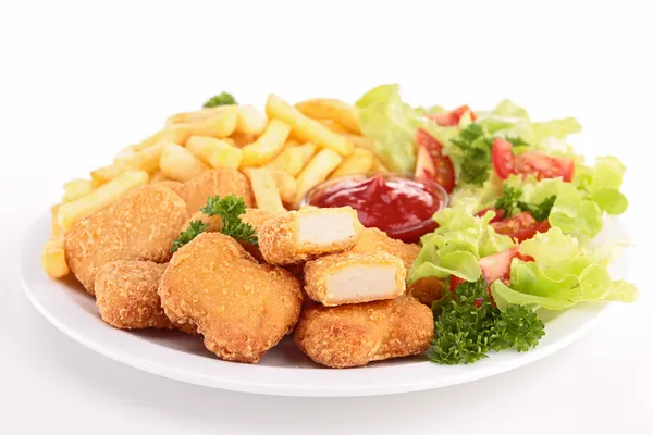 Pepitas de frango, batatas fritas e salada — Fotografia de Stock