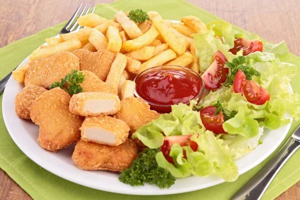 Kipnuggets, Franse frietjes en salade — Stockfoto