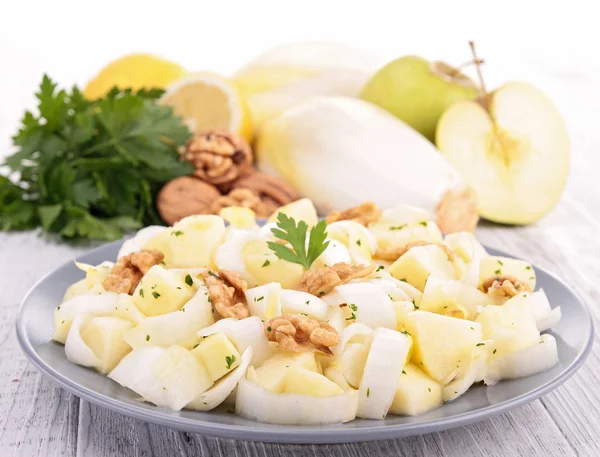 Cikoria sallad med äpple och valnöt — Stockfoto