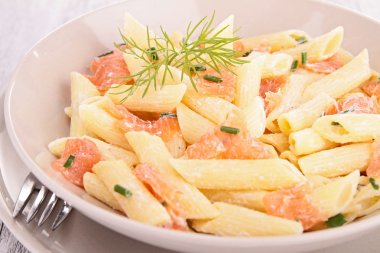 krema ve somon ile pişmiş makarna