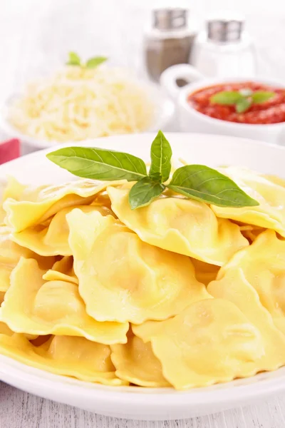 Ravioli and basil — Stock Photo, Image